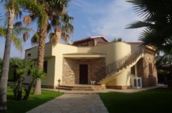 AM050 - Lussuosa Villa con Piscina ed Ampi Esterni